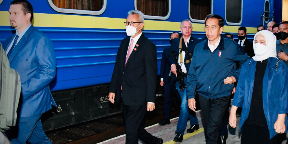 Potret Jokowi dan Iriana Berangkat ke Ukraina Naik Kereta Luar Biasa