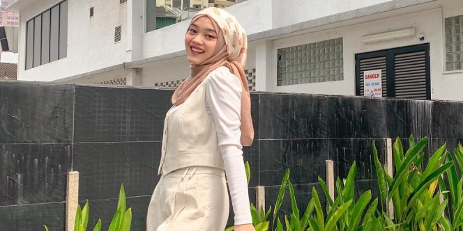 Casual Outfit Putri Delina di Singapura, Crop Top Bikin Kece!
