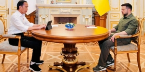 Kenakan Kemeja dan Sneakers Kesayangan, Jokowi Disambut Presiden Ukraina di Istana Maryinsky