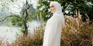 Style Outfit Serba Putih ala Nina Zatulini, Menawan dan Berani