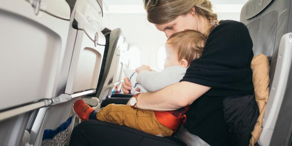 Takut Tertular Covid-19 di Pesawat, Ibu Pakaikan Masker Orang Dewasa untuk Bayi 2 Tahun, Hasilnya Malah Menggemaskan seperti 'Topeng Zoro'