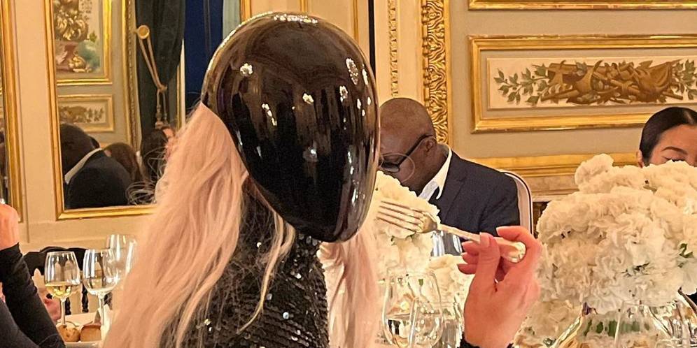 Atas Nama Fashion, Kim Kardashian Pakai Topeng di Meja Makan