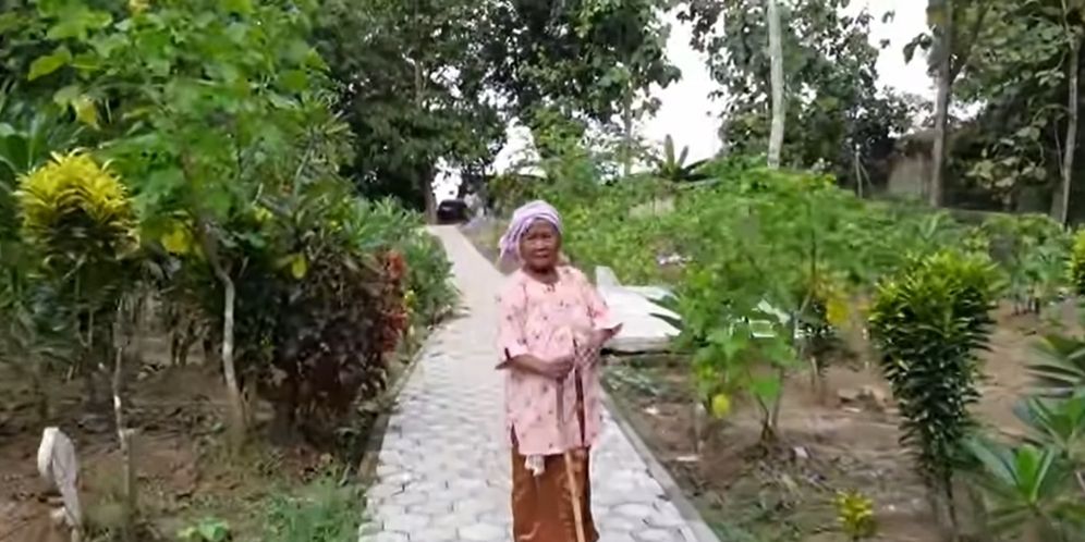 Cerita Mbah Sangkin Rela Tinggal di Gubuk Reot demi Bisa Hidup Dekat Makam Mendiang Suami