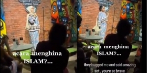 Heboh Komika Perempuan Dituding Hina Islam, Ganti Baju dan Jilbab di Atas Panggung