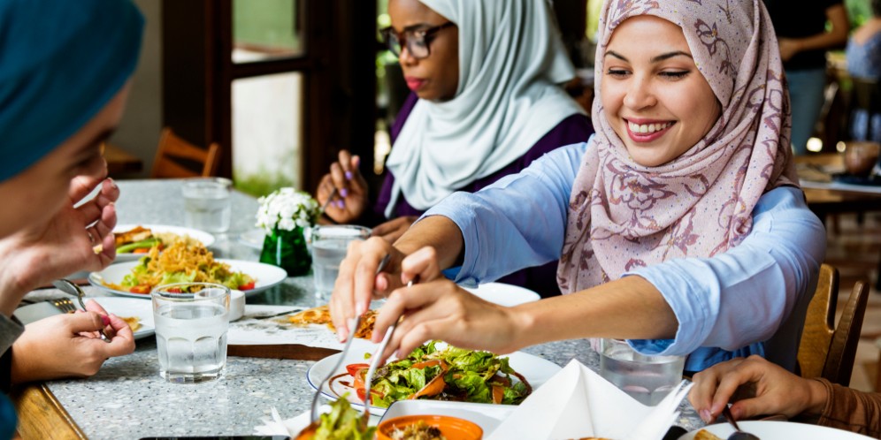 Cara Memastikan Makanan Halal di Suatu Restoran