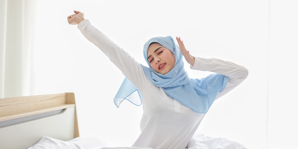 Bangun Tidur Jangan Langsung Cek HP, Lakukan 3 Hal Ini Agar Kulit Makin Glowing