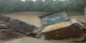 Video Detik-Detik Kios di Pinggir Sungai Cileungsi Ambruk Terseret Banjir