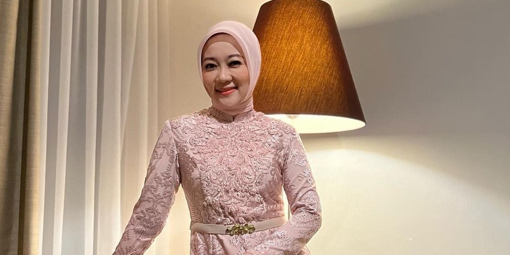 Gaya Anggun Atalia Praratya di Tanah Suci, Pakai Dress Earth Tone Rancangan Desainer Lokal