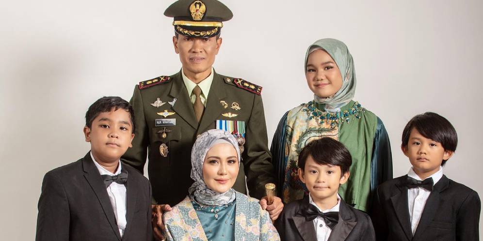 Dinikahi Perwira TNI, Potret Terbaru Juliana Moechtar Bareng Dua Anak Sambungnya