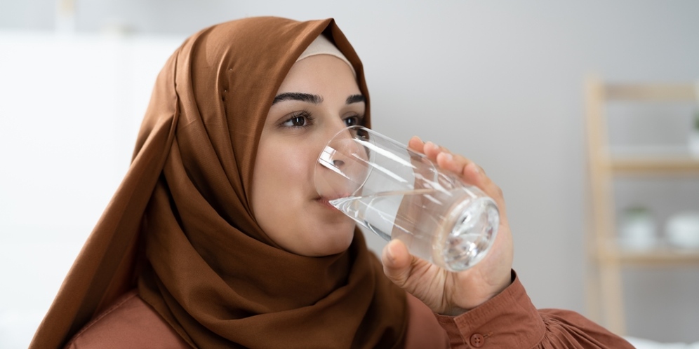 Minum Air Dingin Bikin Darah Haid Kurang Lancar, Mitos atau Fakta?