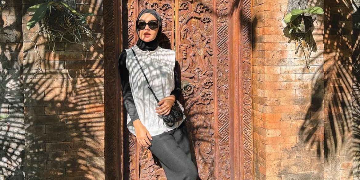 OOTD Hijab Simpel Monokrom Dara Arafah, Kamu Bisa Tiru!