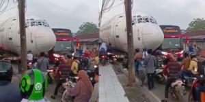 Viral Pesawat Bikin Macet Jalan Raya Parung Bogor, Pengendara Cuma Bisa Pasrah
