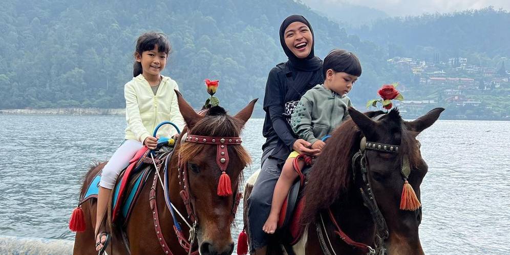 Aksi Gemas 2 Anak Tantri Kotak Tiru Ibu Jadi Rocker