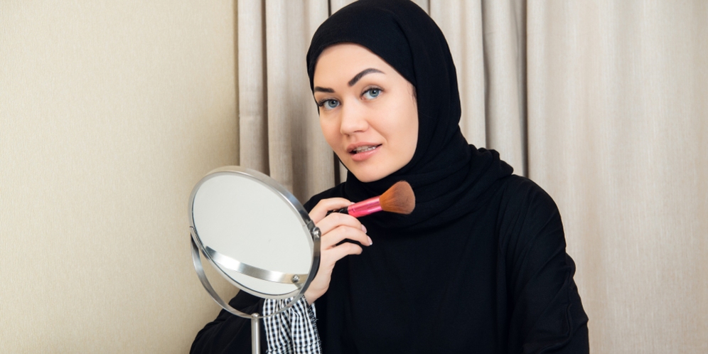 Trik Menggunakan Foundation Gelap untuk Menjadi Base Makeup Tahan Lama