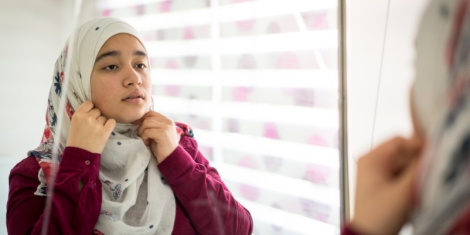 Tips Menata Hijab untuk Pemilik Rambut Keriting