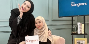 Cantiknya Kiky Saputri Berpenampilan Hijab Bareng Zaskia Sungkar