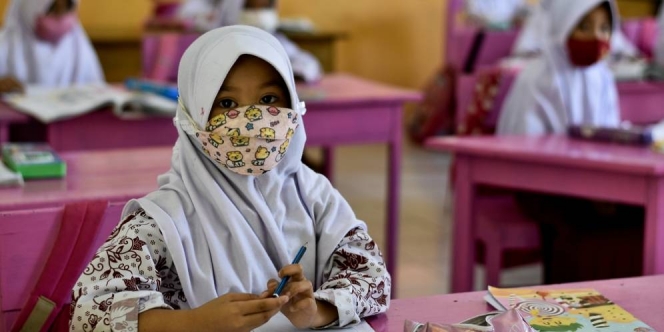 Mantan Ketua Ikatan Dokter Anak: Masker Tak Boleh Dibuka di Sekolah