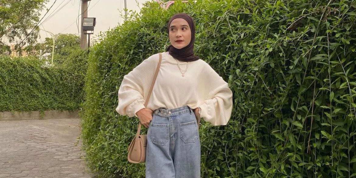 Paduan Baju Putih dan Jeans untuk Hijaber, Tampilan yang Tak Lekang oleh Waktu