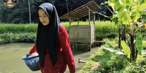 Viral! Gadis Desa Cantik Jadi Petani Jamur Tiram di Kampung Terpencil, Netizen: Bidadari Kesasar!