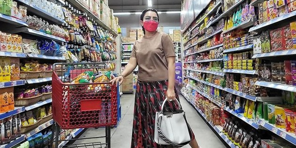 Potret Mayangsari Belanja Bulanan di Supermarket, Tenteng Tas Rp45 Juta Hingga Pose Cantik di Lorong!