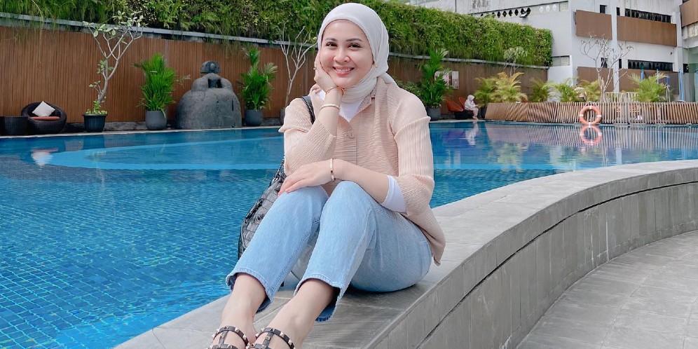 5 Potret Hijab Kesha Ratuliu, Mama Muda Stylish & Kece
