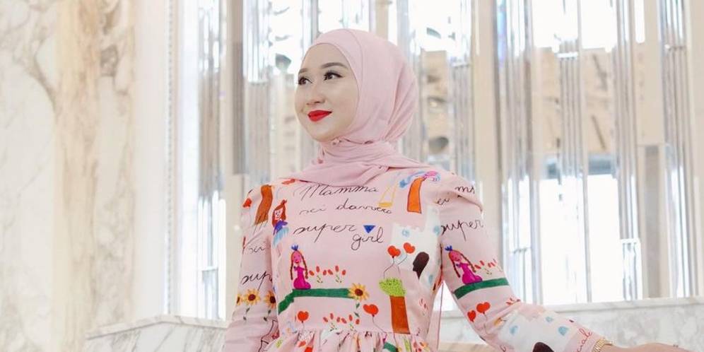 Gaya Dian Pelangi Padukan Kemeja Oranye dan Hijab Motif, Disangka Anak Kuliahan