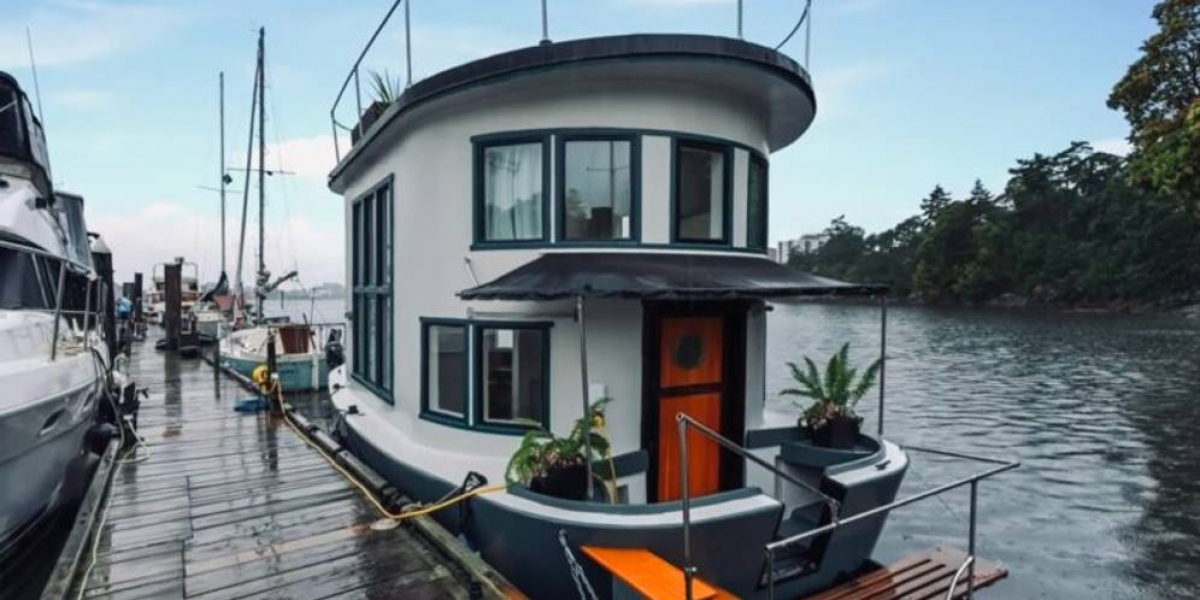 Nuansa Santai di Rumah Perahu Modern Sambil Berlayar