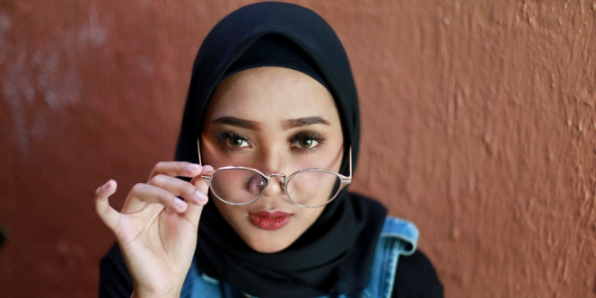 Tutorial Hijab untuk Pengguna Kacamata Agar Tetap Rapi