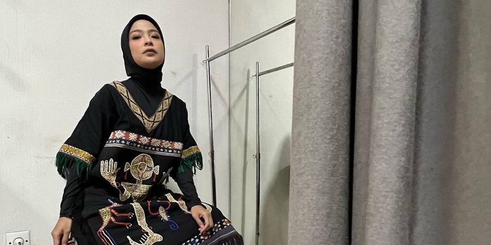 Hijab Hitam, Pilihan Favorit Tantri Kotak di Atas Panggung