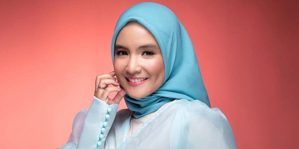 Gaya Intan Nuraini Tampil Bergaun Biru, Bak Cinderella di Dunia Nyata!