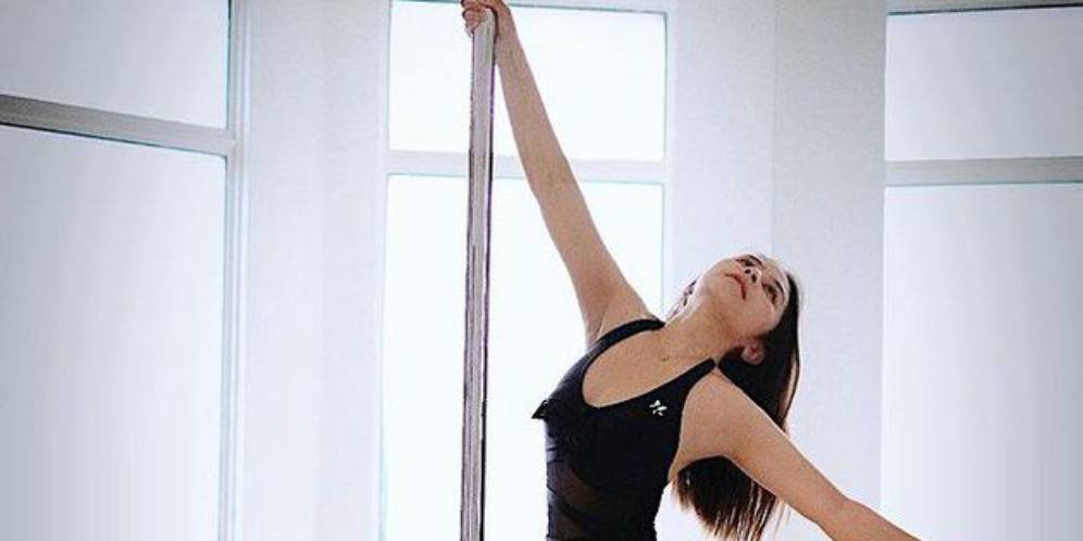 Potret Sederetan Selebriti saat Berolahraga Pole Dance