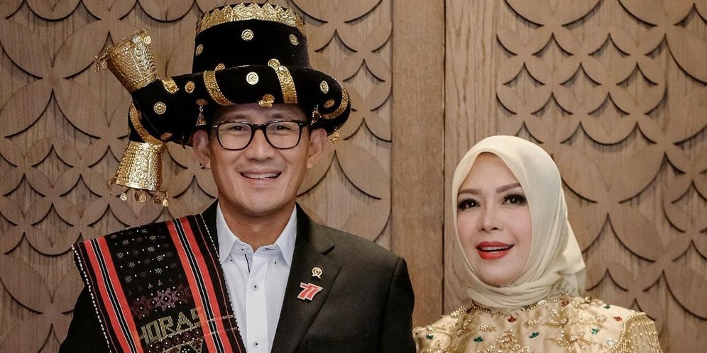 Potret Sandiaga Uno Kenakan Baju Adat Batak Mandailing, Kecantikan Mama Nur Bikin Meleleh