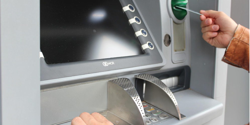 Viral! Bukan Kartu ATM yang 'Tertelan' tapi Tas!