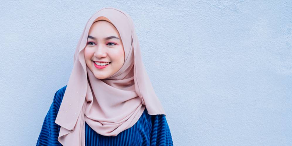 7 Warna Hijab 'Aman' yang Wajib Ada di Lemari