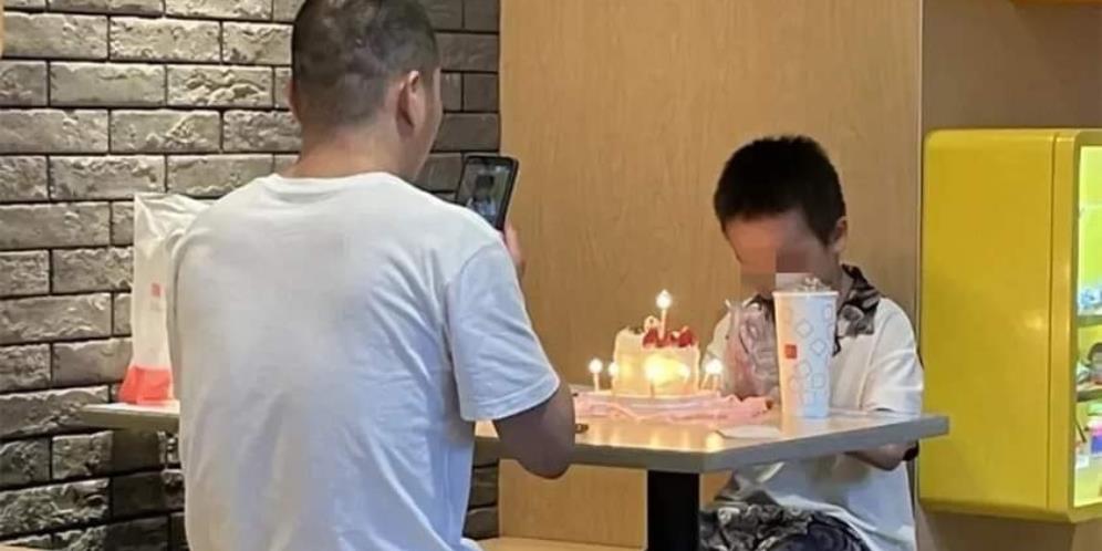 Potret Ayah Rayakan Ulang Tahun Anak Cuma dengan Kue Tart Mini Malah Dicibir: 'Jangan Beli Kalau Tidak Mampu'