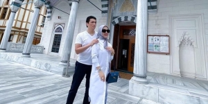 Potret Syahrini dan Reino Barack Mampir di Masjid Camii Tempat Akad Nikah Mereka, Warganet Salfok Lihat Tas Mewahnya!