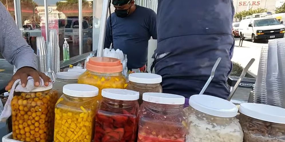 Penampakan Pasar Kuliner di Pinggir Jalan Los Angeles Mirip Indonesia, Jual Es Serut hingga Rujak