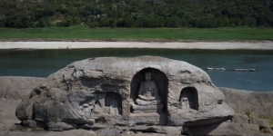 Patung Buddha yang Sirna 600 Tahun Lalu Mendadak Muncul di Tengah Sungai
