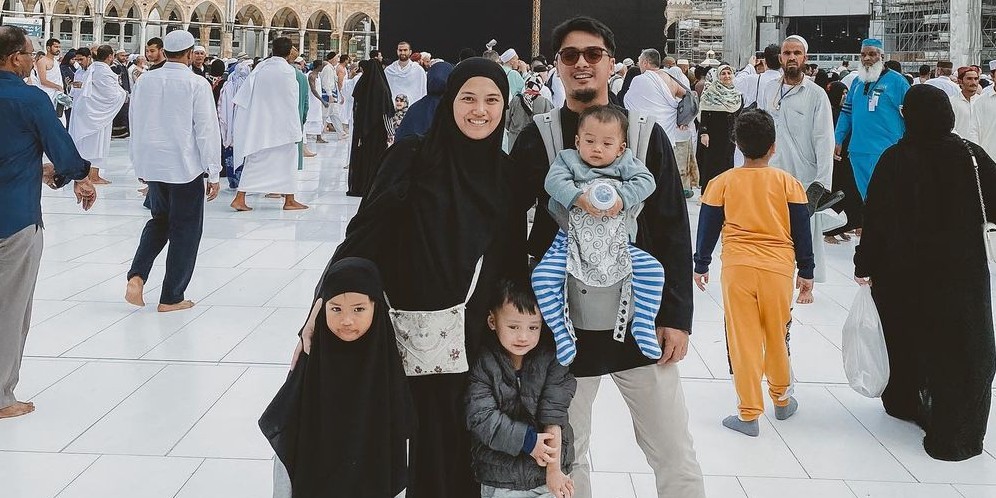 Potret 7 Bayi Artis Ikut Umrah, Gemas dan Khusyuk!