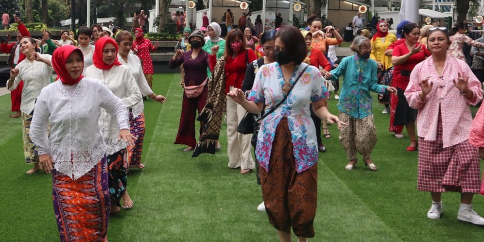 Wujudkan Kebaya Goes to UNESCO, Ratusan Perempuan Berkebaya Menari di Kebaya Berdansa