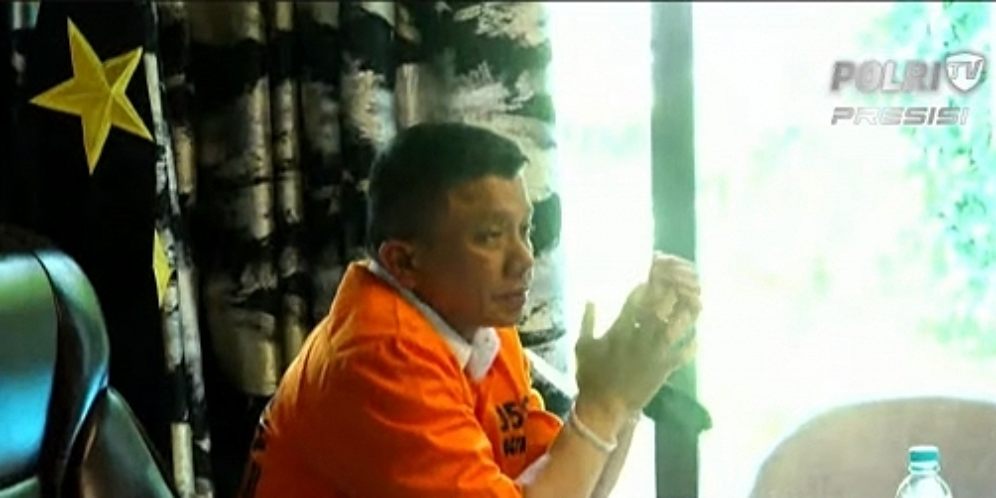 Potret Ferdy Sambo Memakai Baju Tahanan, Tangannya Diborgol Kabel Tis