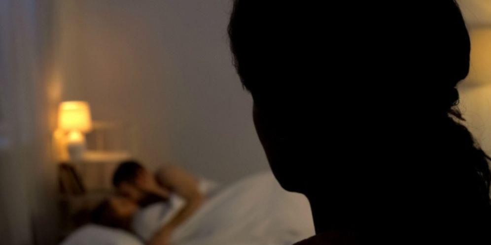 Bikin Malu, Ibu Bhayangkari Digerebek Suami Lagi Asyik 'Manjakan' Selingkuhan di Atas Ranjang Hotel