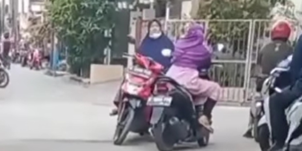Bukti The Power of Emak-Emak Penguasa Jalanan, Santuy Ngobrol di Atas Motor Melintang di Tengah Jalan