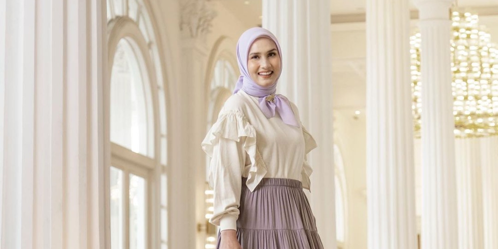 6 Padu Padan Tiered Skirt ala Fashion Influencer Dwi Handayani