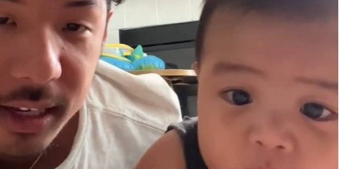 Gemas Maksimal, Video Bayi Susah Payah Tiru Ayahnya Push Up