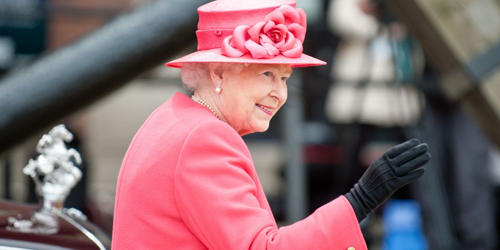 Tak Gaptek Teknologi, Ini Tweet Pertama Ratu Elizabeth II