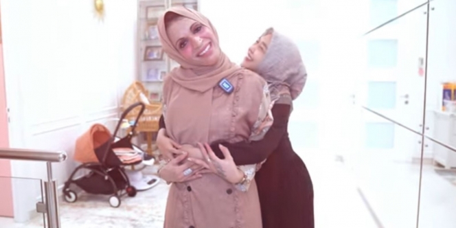 Momen Ria Ricis Pakaikan Kak Jill Hijab, Gayanya Bikin Pangling