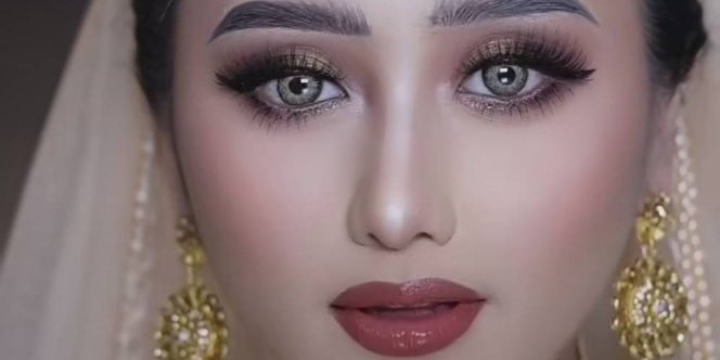 MUA Rias Wajah Model dengan Gaya Makeup India, Hasilnya Mirip Aktris Bollywood