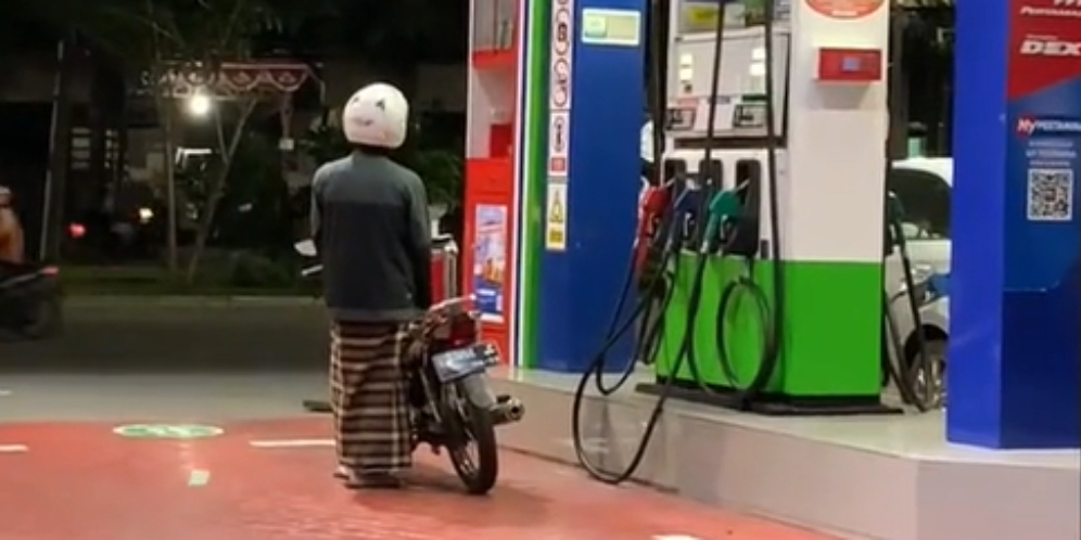 Viral Pria Bersarung Isi BBM Pertamax Buat Sepeda Motor Jadul, Warganet Ramai-Ramai Sungkem