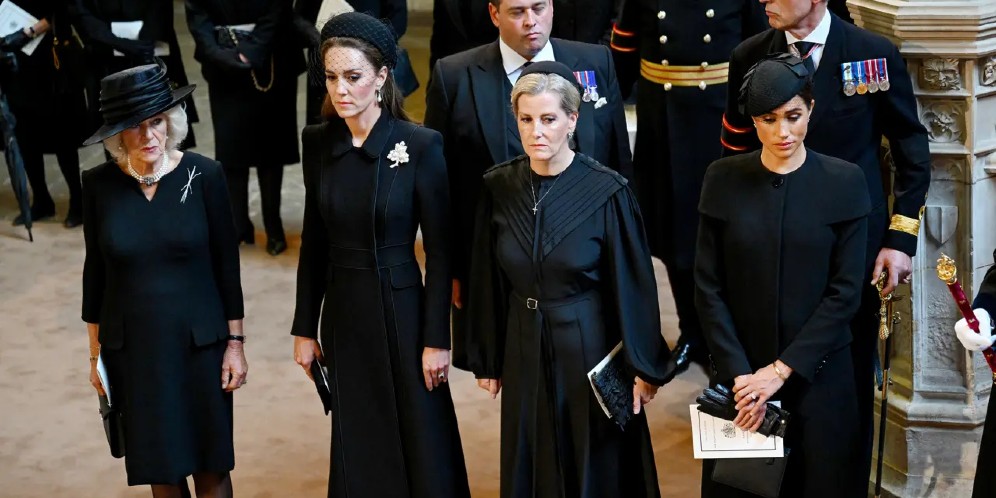 Meghan Markle & Kate Middleton Pakai Hadiah Perhiasan dari Ratu Elizabeth II Sebagai Penghormatan Terakhir